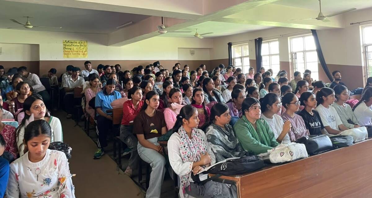 राजकीय महाविद्यालय इंदौरा में एंटी रैगिंग दिवस पर आयोजित कार्यक्रम में उपस्थित विद्यार्थी। स् राजकीय महाविद्यालय इंदौरा में एंटी रैगिंग दिवस पर आयोजित कार्यक्रम में उपस्थित विद्यार्थी। स्