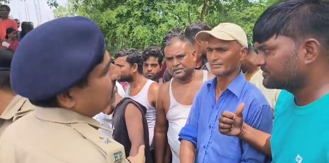रोते-बिलखते मृतक के परिजन रोते-बिलखते मृतक के परिजन