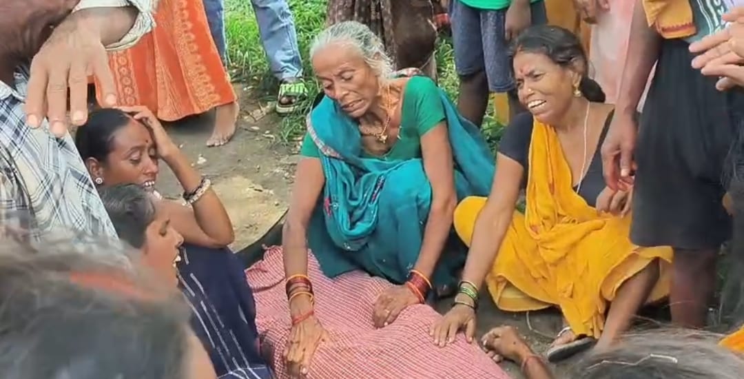 रोते-बिलखते मृतक के परिजन रोते-बिलखते मृतक के परिजन