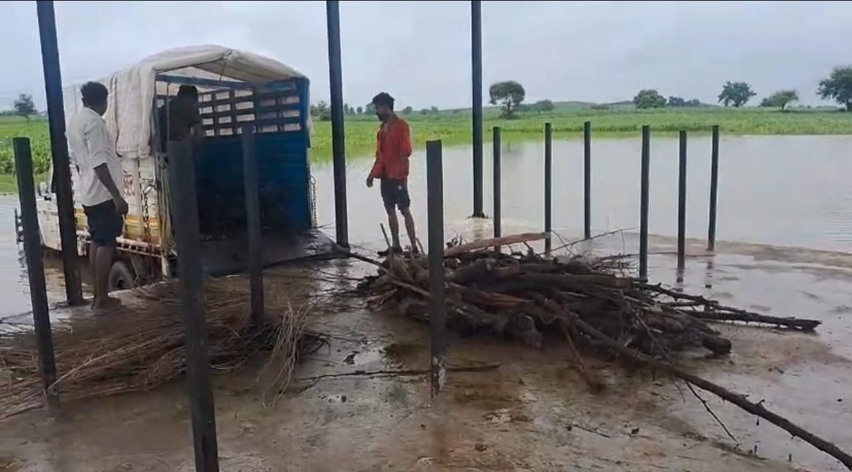 पिकअप के पहिए तक पानी में डूबे, बारिश में साजनी के श्मशान घाट की बदहाल व्यवस्था उजागर।