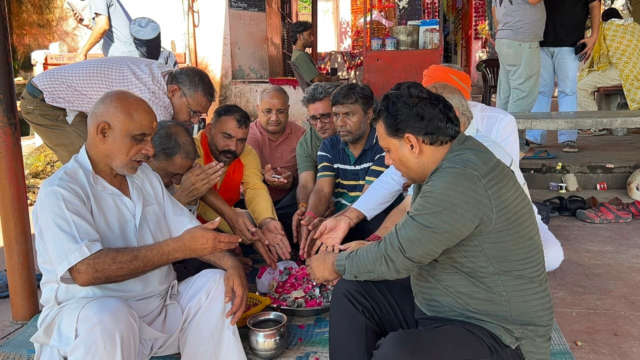 समाज कल्याण शिक्षा समिति के सदस्यों के साथ हरिद्वार में शिवचरण गुप्ता की अस्थि विसर्जन व पिं समाज कल्याण शिक्षा समिति के सदस्यों के साथ हरिद्वार में शिवचरण गुप्ता की अस्थि विसर्जन व पिं