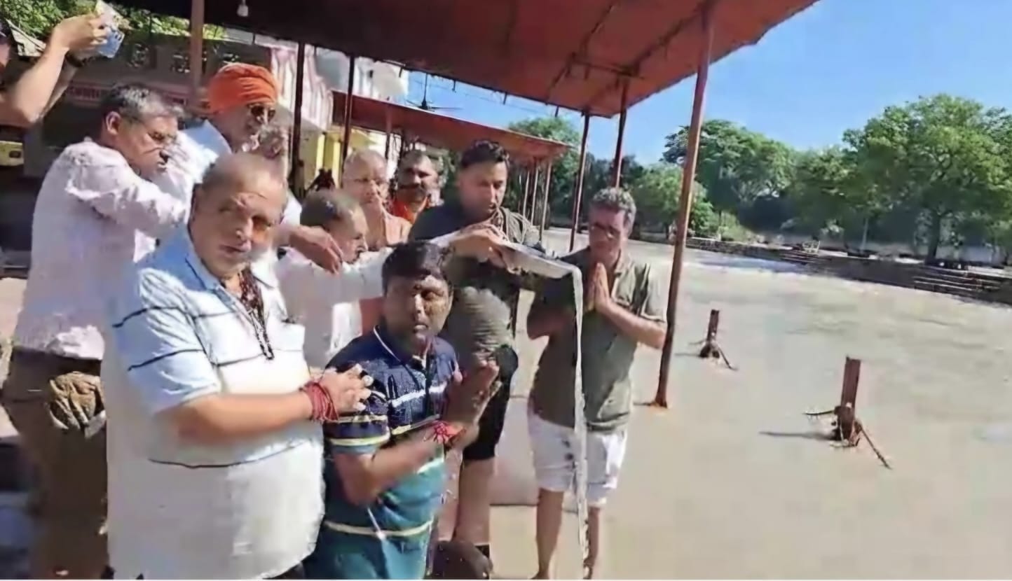 समाज कल्याण शिक्षा समिति के सदस्यों के साथ हरिद्वार में शिवचरण गुप्ता की अस्थि विसर्जन व पिं समाज कल्याण शिक्षा समिति के सदस्यों के साथ हरिद्वार में शिवचरण गुप्ता की अस्थि विसर्जन व पिं