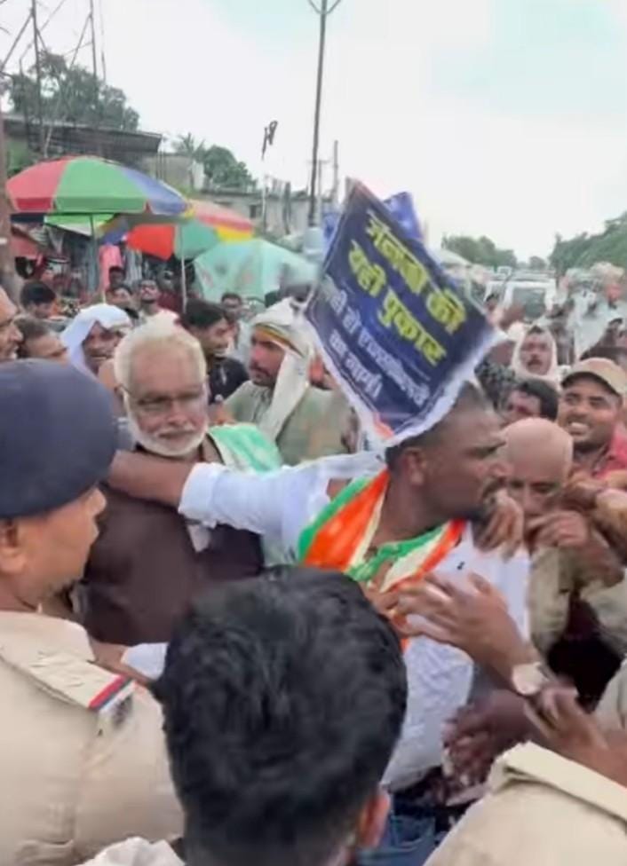समस्तीपुर के मुसरीघरारी चौराहा पर प्रदर्शन करते आंदोलनकारी फोटो: Amar Ujala समस्तीपुर के मुसरीघरारी चौराहा पर प्रदर्शन करते आंदोलनकारी फोटो: Amar Ujala