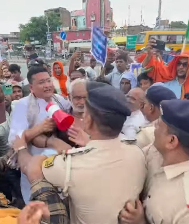 समस्तीपुर के मुसरीघरारी चौराहा पर प्रदर्शन करते आंदोलनकारी फोटो: Amar Ujala समस्तीपुर के मुसरीघरारी चौराहा पर प्रदर्शन करते आंदोलनकारी फोटो: Amar Ujala