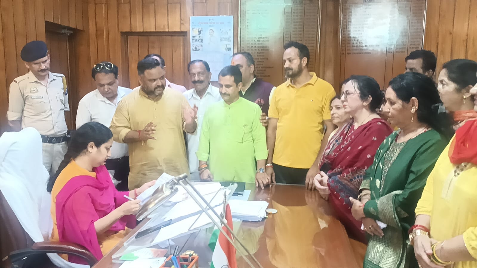 स्वास्थ्य व अन्य समस्याओं को लेकर नाहन में आक्रोश रैली निकालते भाजपा कार्यकर्ता। संवाद