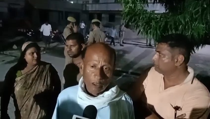 शाहजहांपुर में कांट रोड पर दो कांवड़ियों की मौत के बाद रोते-बिलखते परिजन। संवाद शाहजहांपुर में कांट रोड पर दो कांवड़ियों की मौत के बाद रोते-बिलखते परिजन। संवाद
