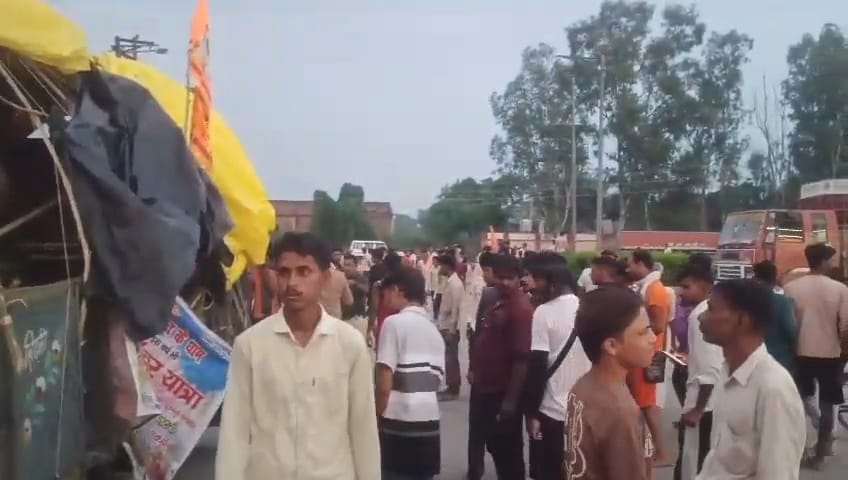 शाहजहांपुर में कांट रोड पर दो कांवड़ियों की मौत के बाद रोते-बिलखते परिजन। संवाद शाहजहांपुर में कांट रोड पर दो कांवड़ियों की मौत के बाद रोते-बिलखते परिजन। संवाद