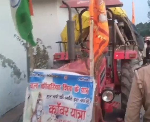 शाहजहांपुर में कांट रोड पर दो कांवड़ियों की मौत के बाद रोते-बिलखते परिजन। संवाद शाहजहांपुर में कांट रोड पर दो कांवड़ियों की मौत के बाद रोते-बिलखते परिजन। संवाद