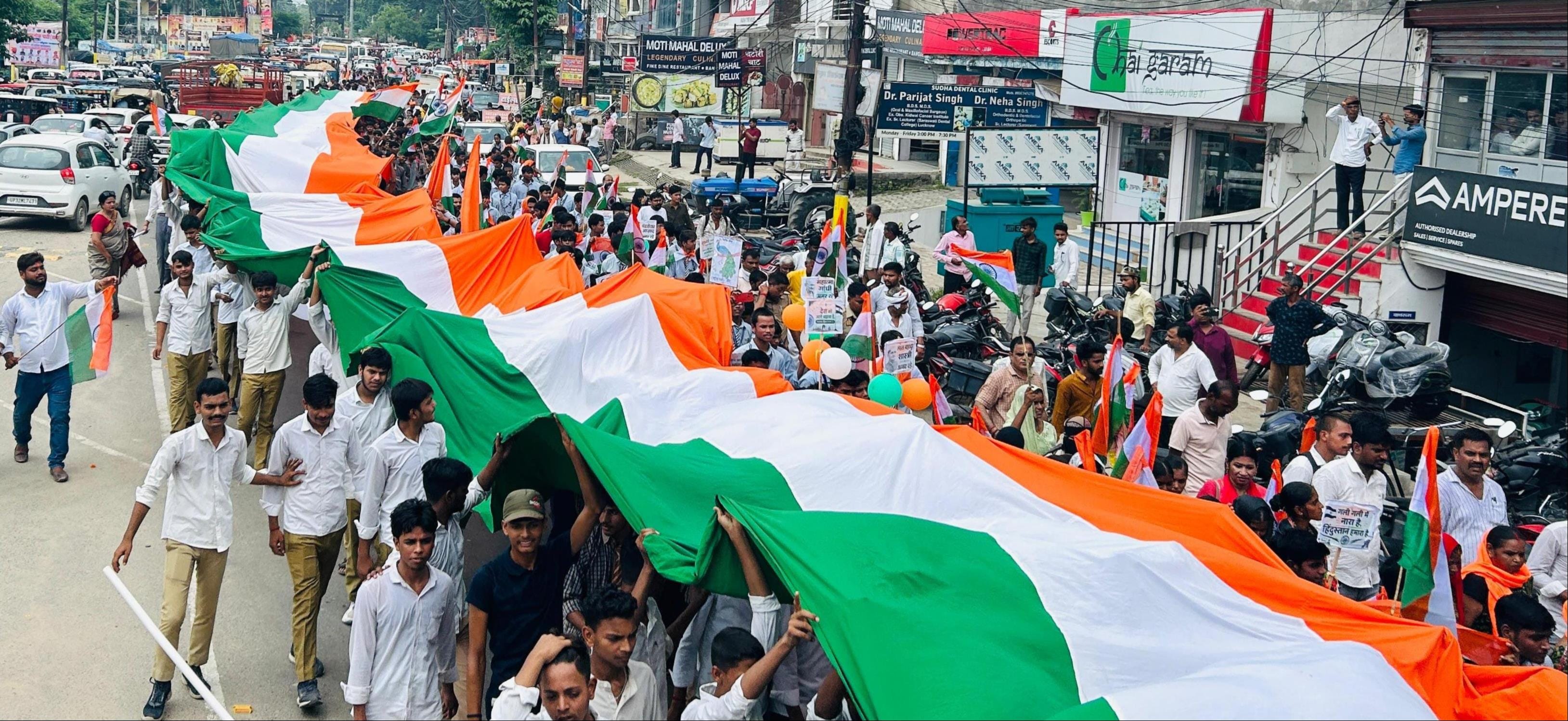 शहर में तिरंगा यात्रा निकालते लोग। संवाद