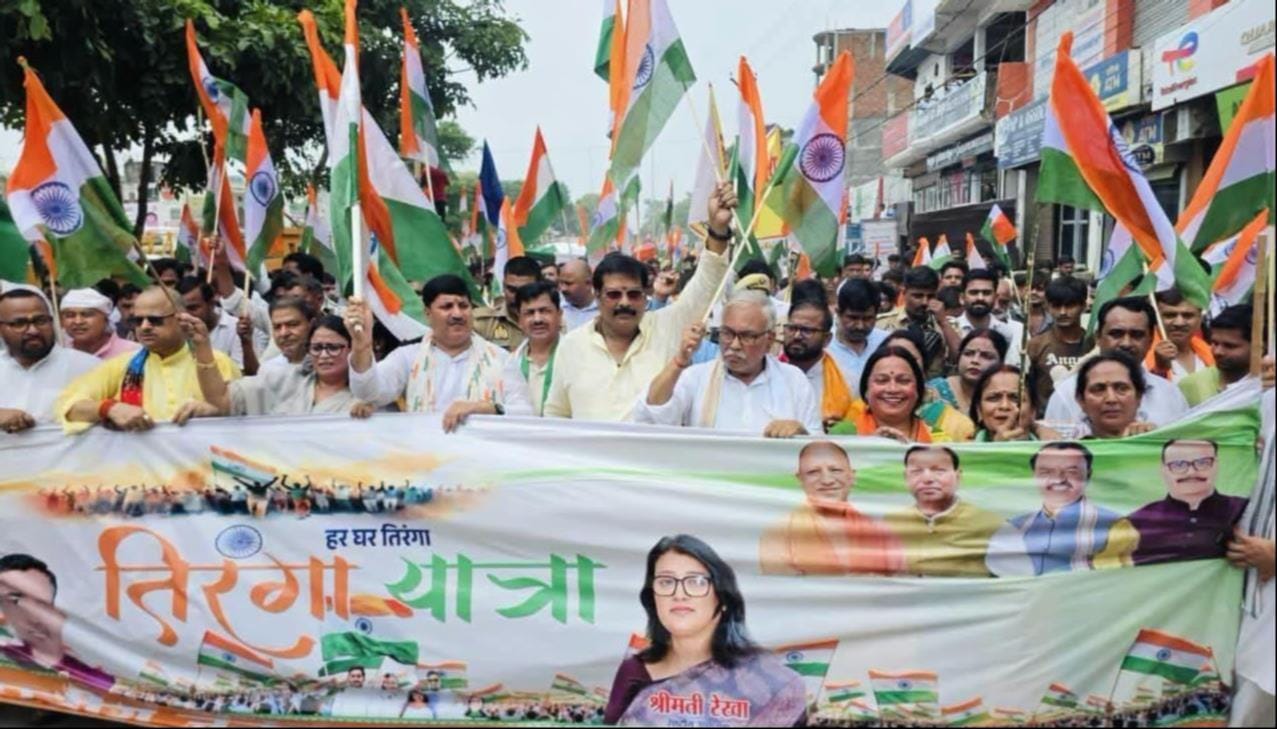 शहर में तिरंगा यात्रा निकालते लोग। संवाद