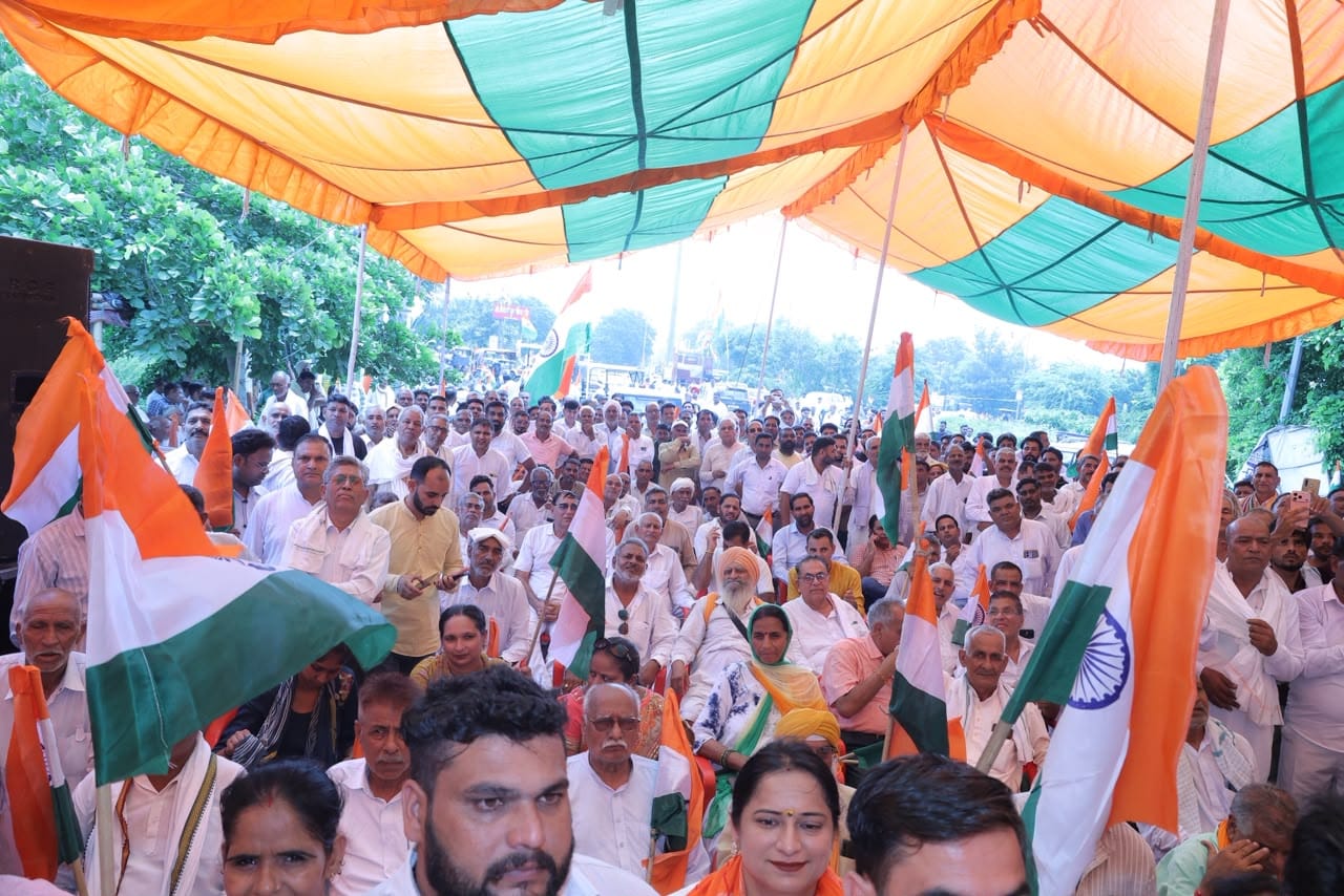 शहर में तिरंगा यात्रा निकालते शहरवासी व कर्मचारी। विज्ञप्ति