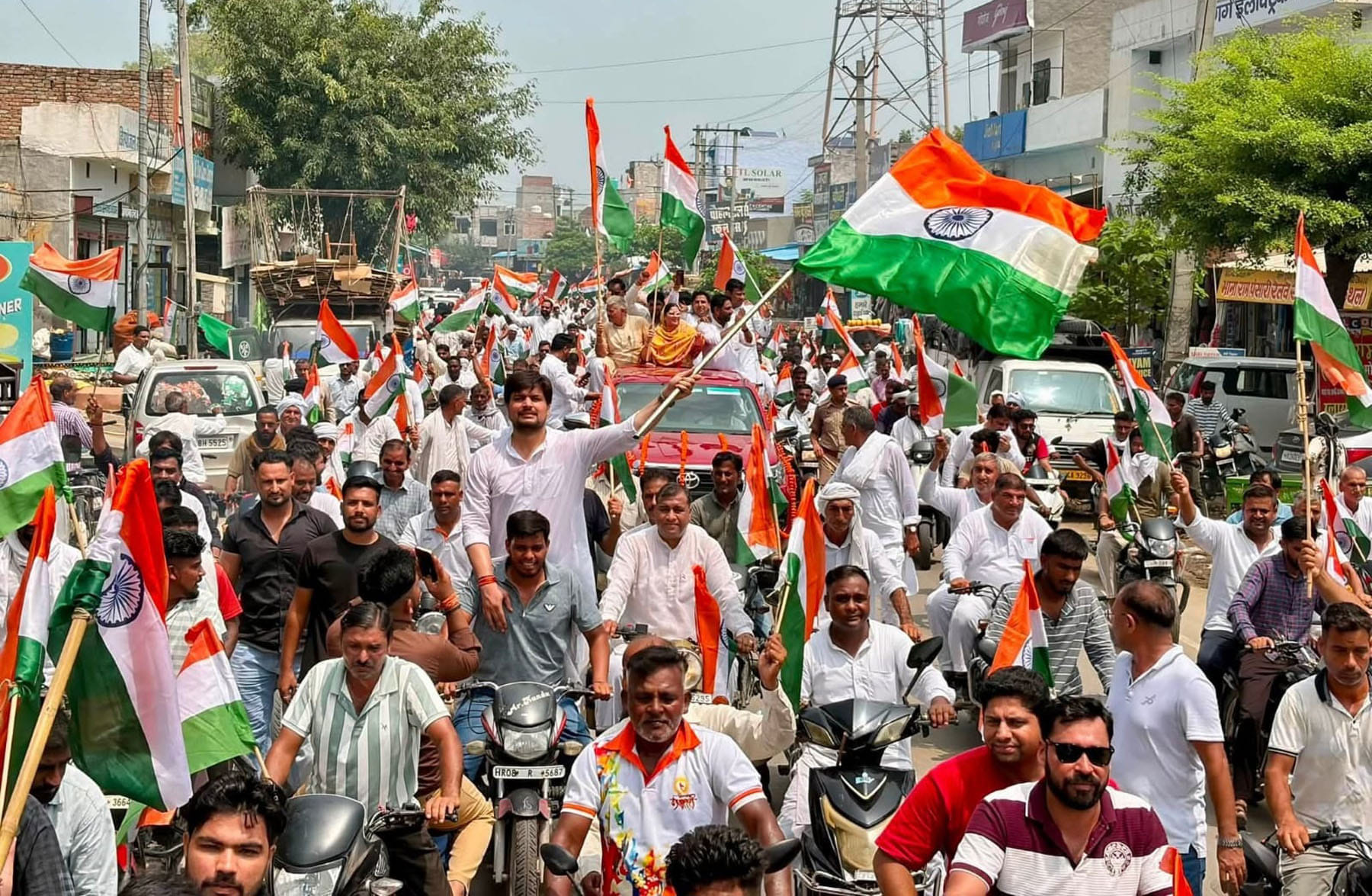 शहर में तिरंगा यात्रा निकालते शहरवासी व कर्मचारी। विज्ञप्ति