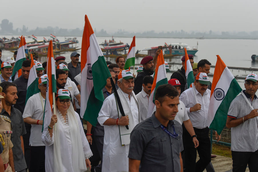 श्रीनगर की डल झील में शिकारा संचालकों ने निकाली तिरंगा रैली। संवाद श्रीनगर की डल झील में शिकारा संचालकों ने निकाली तिरंगा रैली। संवाद