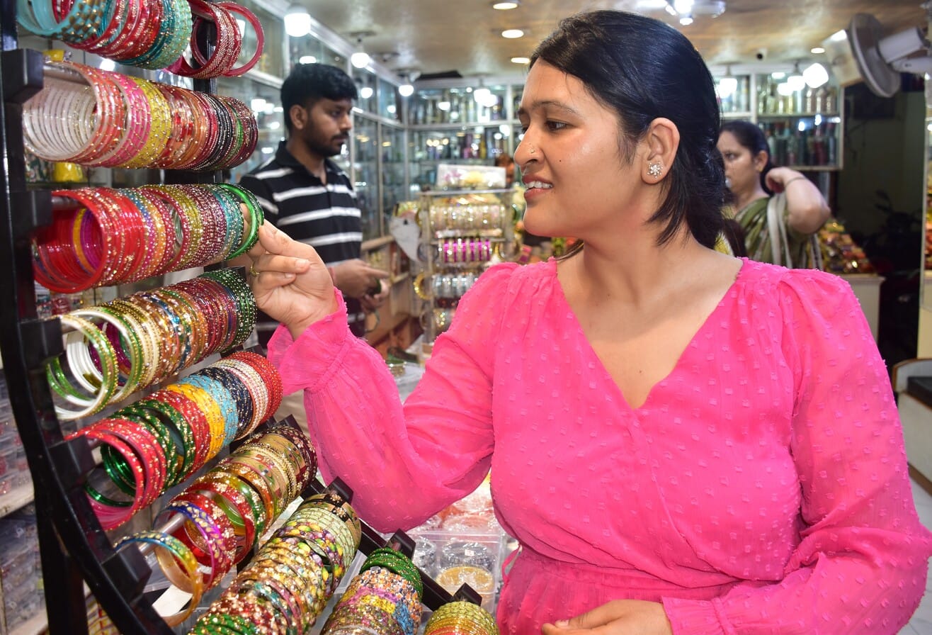 तीज के लिए खरीदारी करतीं युवतियां व महिलाएं। संवाद 
