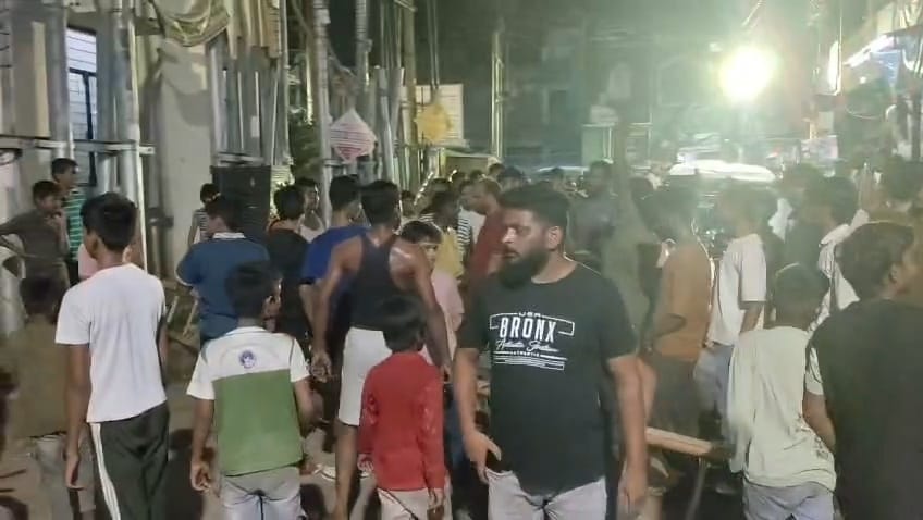 उपकेंद्र के बाहर प्रदर्शन करते लोग।