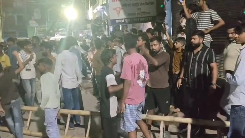उपकेंद्र के बाहर प्रदर्शन करते लोग।