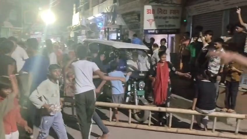 उपकेंद्र के बाहर प्रदर्शन करते लोग।