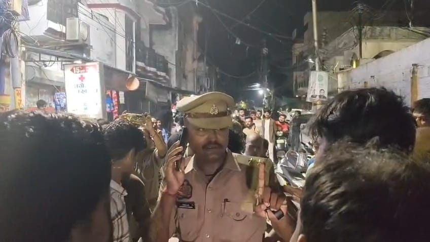 उपकेंद्र के बाहर प्रदर्शन करते लोग।