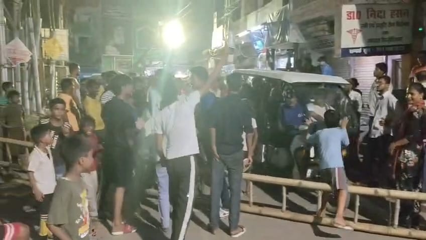 उपकेंद्र के बाहर प्रदर्शन करते लोग।