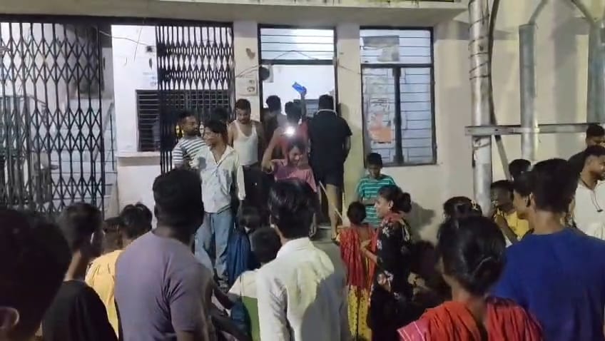 उपकेंद्र के बाहर प्रदर्शन करते लोग।