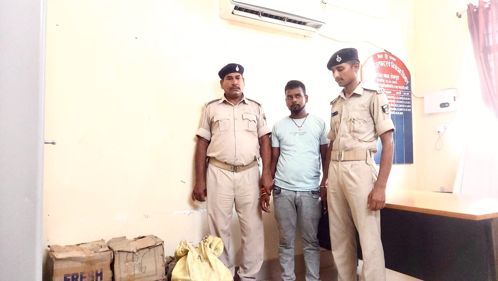 उत्पाद थाना में जप्त एम्ब्युलेंस उत्पाद थाना में जप्त एम्ब्युलेंस