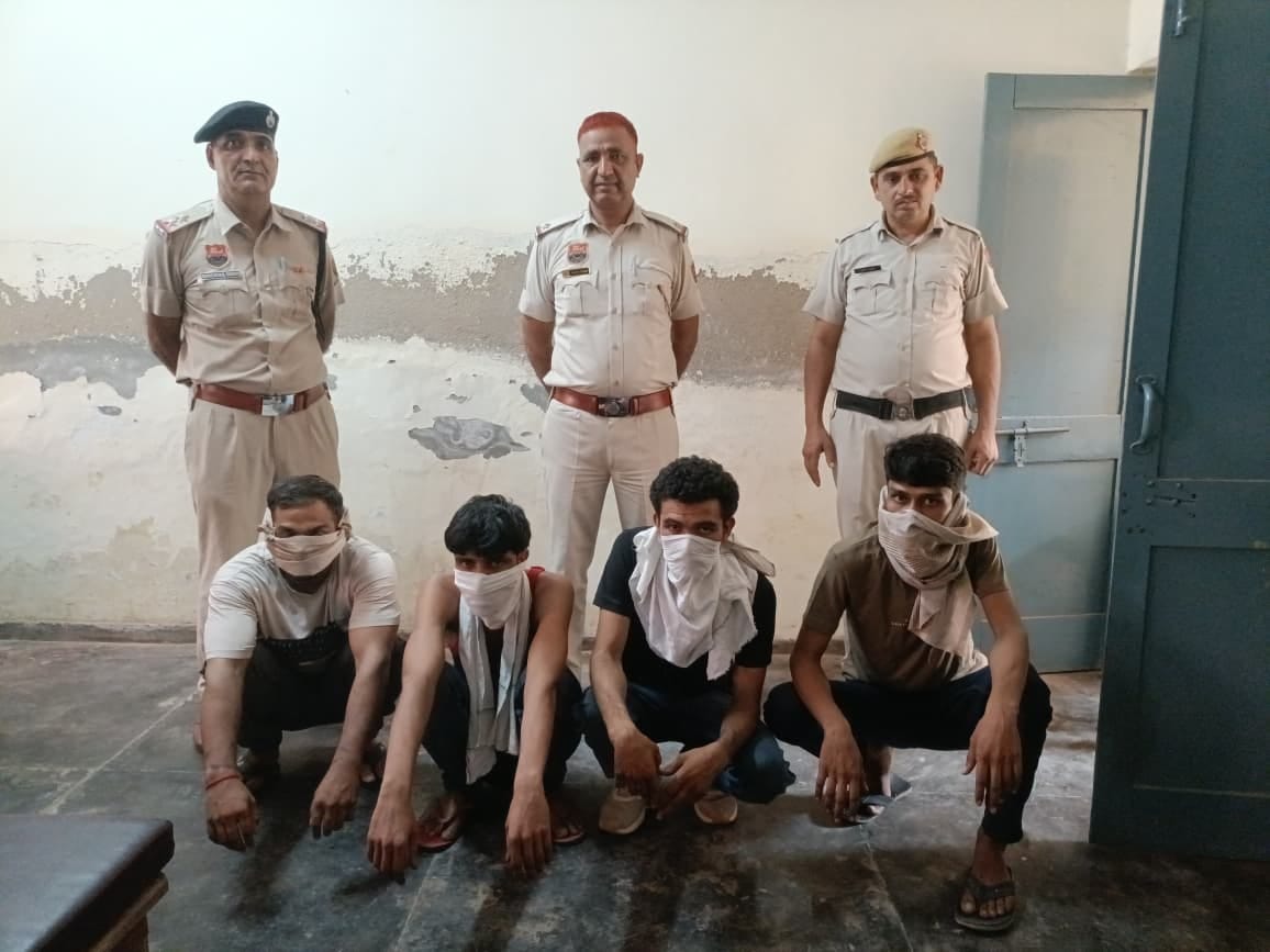 आरोपी अमरजीत उर्फ पंकज को सिटी थान से कोर्ट लेजाते हुए पुलिस। आरोपी अमरजीत उर्फ पंकज को सिटी थान से कोर्ट लेजाते हुए पुलिस।