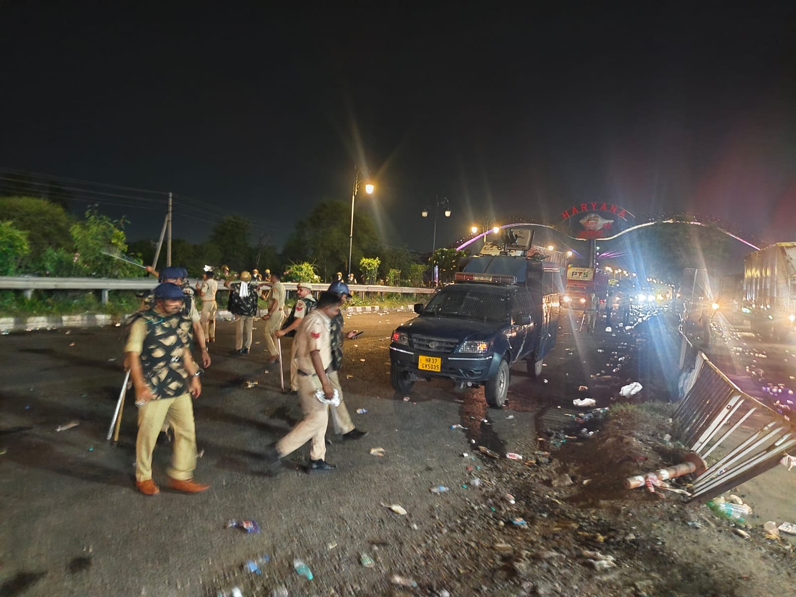 अंबाला कैंट के नागरिक अस्पताल में घायल मुलाजिम  हेड कांस्टेबल संदीप उपचाराधीन व उनके संग खड़े प