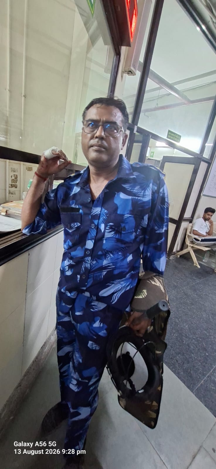 अंबाला कैंट के नागरिक अस्पताल में घायल मुलाजिम  हेड कांस्टेबल संदीप उपचाराधीन व उनके संग खड़े प
