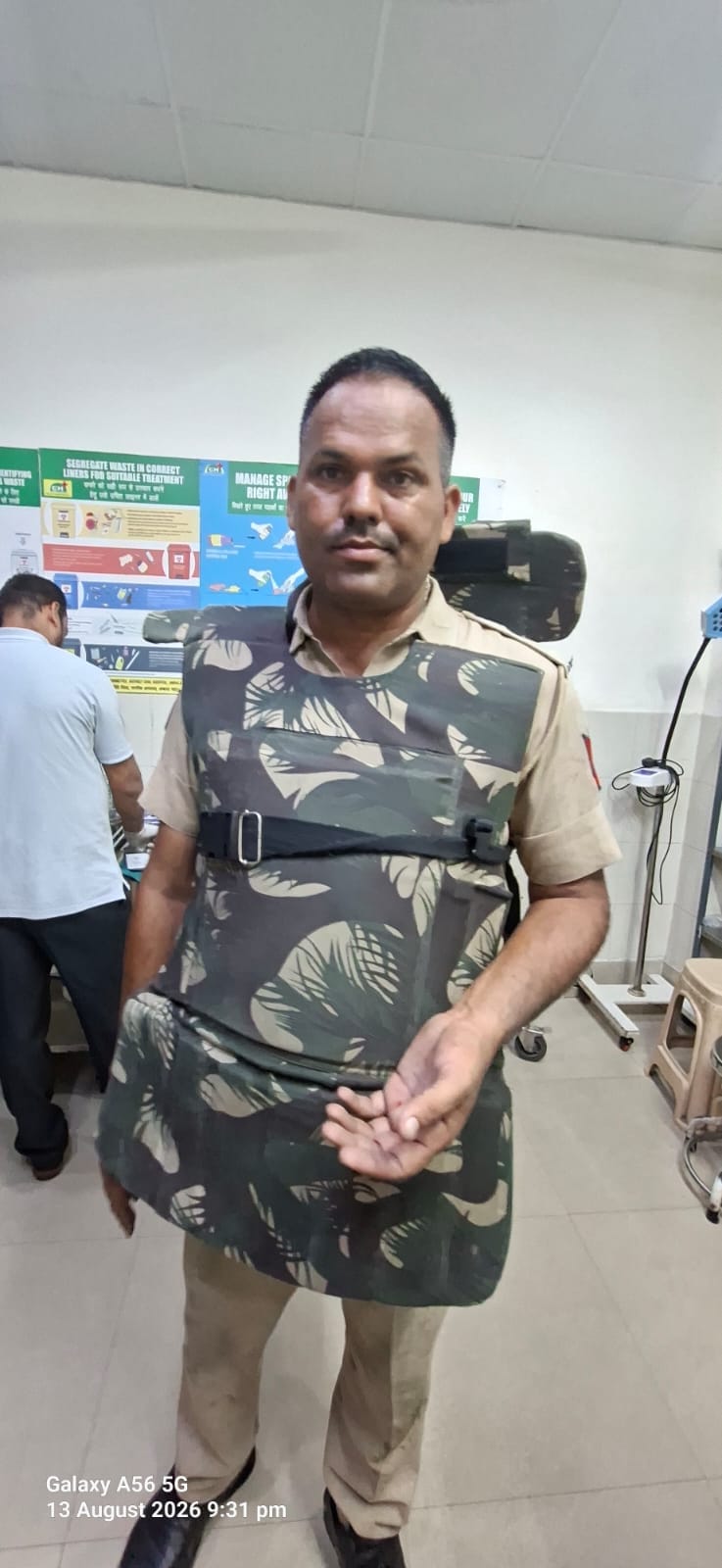 अंबाला कैंट के नागरिक अस्पताल में घायल मुलाजिम  हेड कांस्टेबल संदीप उपचाराधीन व उनके संग खड़े प