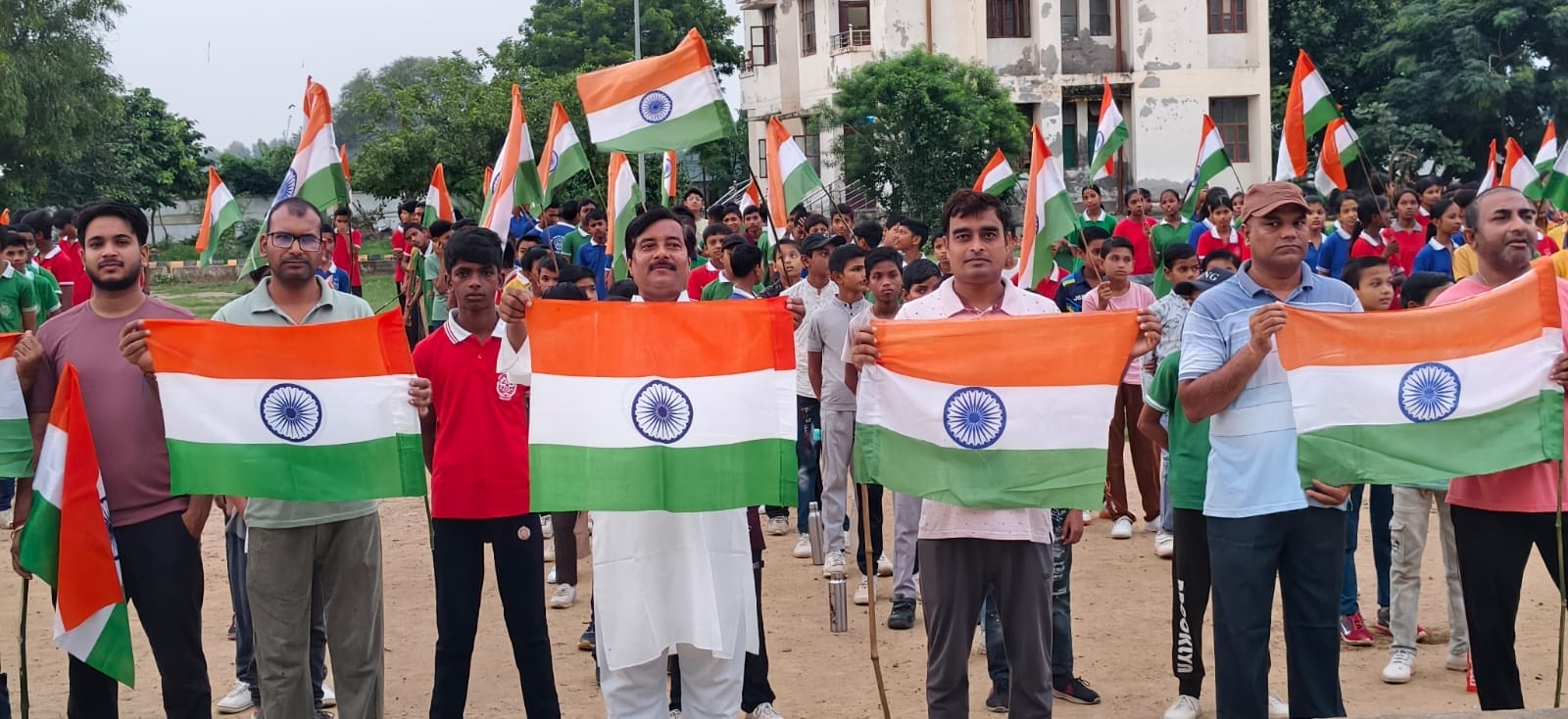 अकबरपुर में तिरंगा यात्रा निकालती एसपी प्राची सिंह व मौजूद पुलिस कर्मी। स्रोत पुलिस विभाग