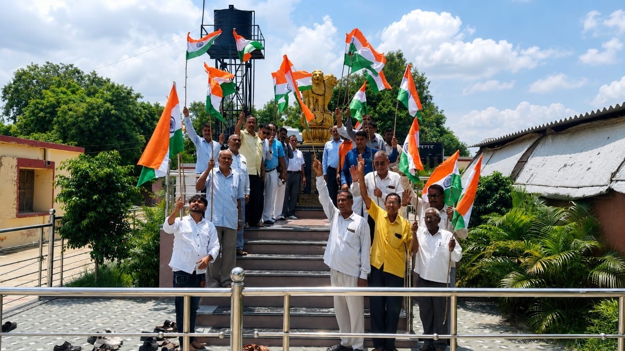 अकबरपुर में तिरंगा यात्रा निकालती एसपी प्राची सिंह व मौजूद पुलिस कर्मी। स्रोत पुलिस विभाग