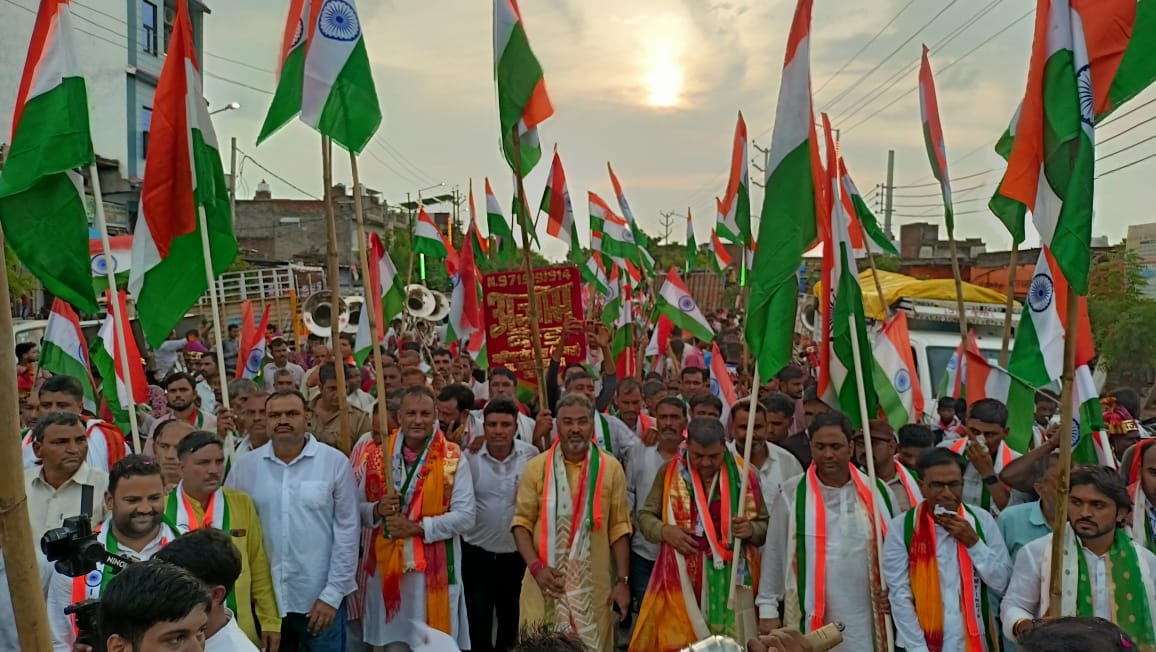 बाह: शहीद गोपाल सिंह भदौरिया को नमन एवं परिवारों के सम्मान के साथ गांव की गलियों से लेकर खेतों बाह: शहीद गोपाल सिंह भदौरिया को नमन एवं परिवारों के सम्मान के साथ गांव की गलियों से लेकर खेतों