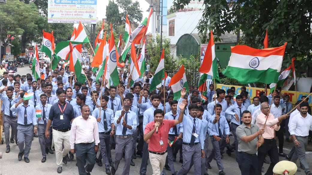 बिजनौर में नेहरू स्टेडियम से मां तुझे प्रमाण के तहत अमर उजाला व आरवीआईटी की ओर से निकाली गई तिर बिजनौर में नेहरू स्टेडियम से मां तुझे प्रमाण के तहत अमर उजाला व आरवीआईटी की ओर से निकाली गई तिर