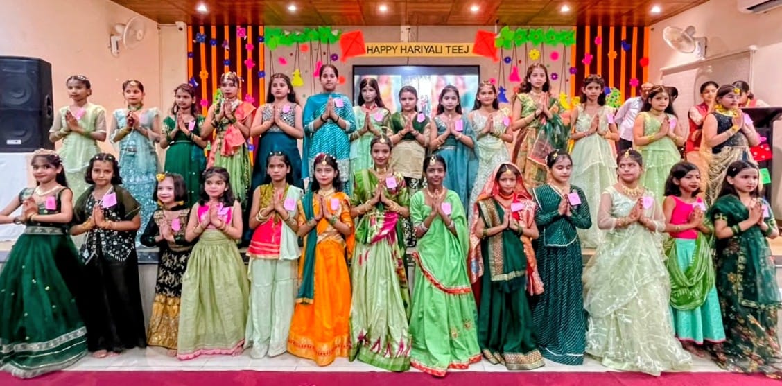 बाल भारती पब्लिक स्कूल में छात्राओं द्वारा रचाई गई मेंहदी। (स्त्रोत संस्थान) मवाना।