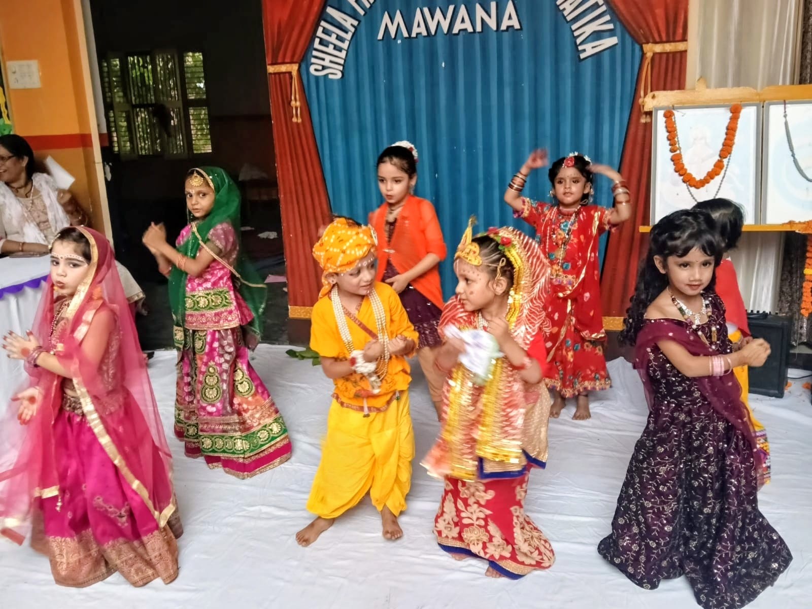 बाल भारती पब्लिक स्कूल में छात्राओं द्वारा रचाई गई मेंहदी। (स्त्रोत संस्थान) मवाना।