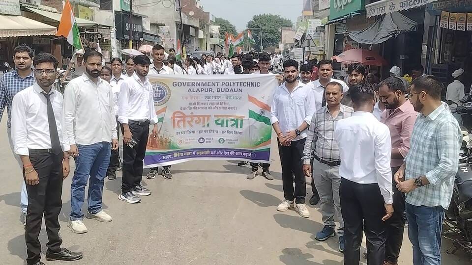 बिल्सी में तिरंगा यात्रा निकालते मुस्लिम समाज के लोग। संवाद बिल्सी में तिरंगा यात्रा निकालते मुस्लिम समाज के लोग। संवाद