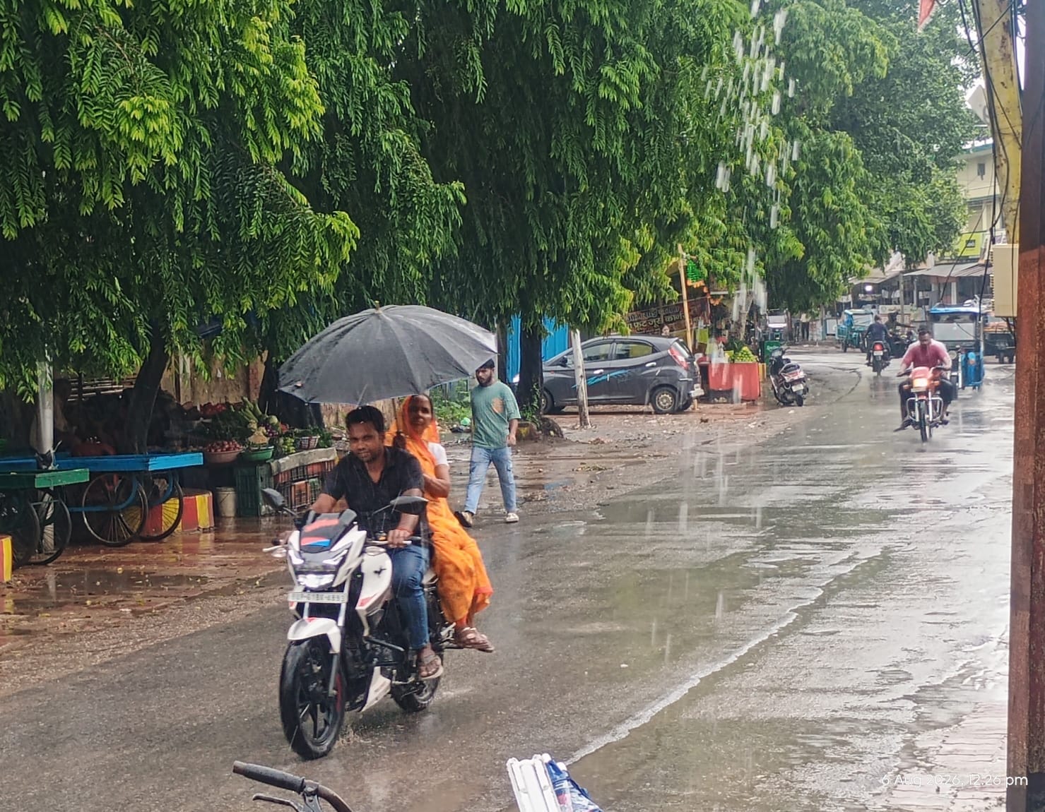 बारिश के बाद शहर के टैक्सी स्टैंड के पास सड़क पर जमा पानी। संवाद