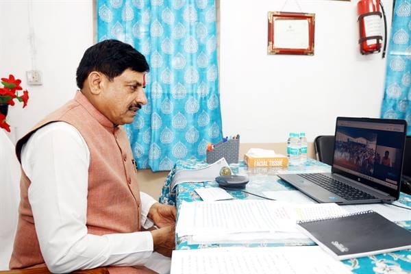 बड़वानी में कार्यक्रम के दौरान मुख्यमंत्री डॉ मोहन यादव