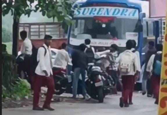 छात्रों के दो गुटों में जमकर मारपीट छात्रों के दो गुटों में जमकर मारपीट