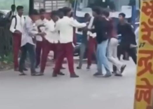 छात्रों के दो गुटों में जमकर मारपीट छात्रों के दो गुटों में जमकर मारपीट