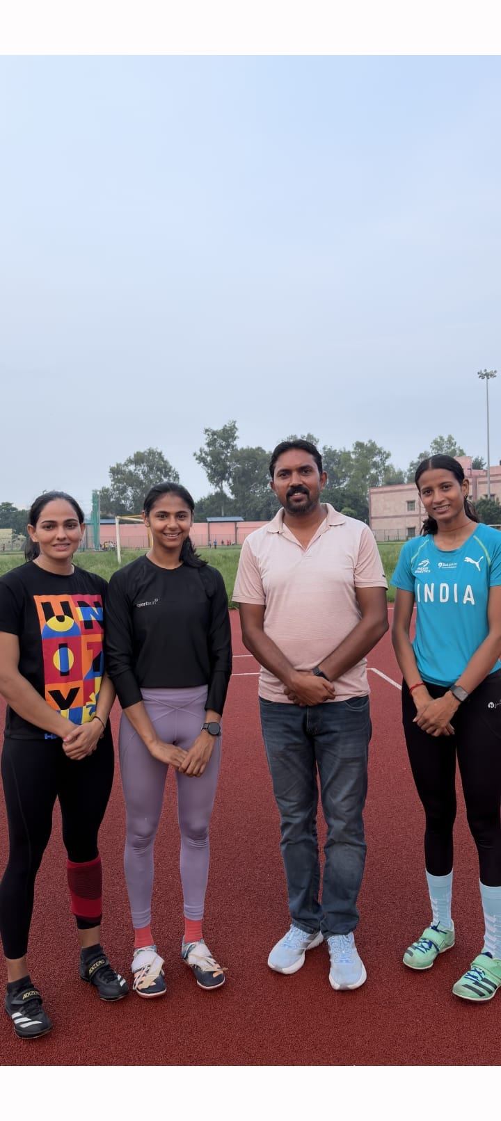 एथलेटिक कोच गौरव के साथ रीत, ख्याति और मानसी तोमर