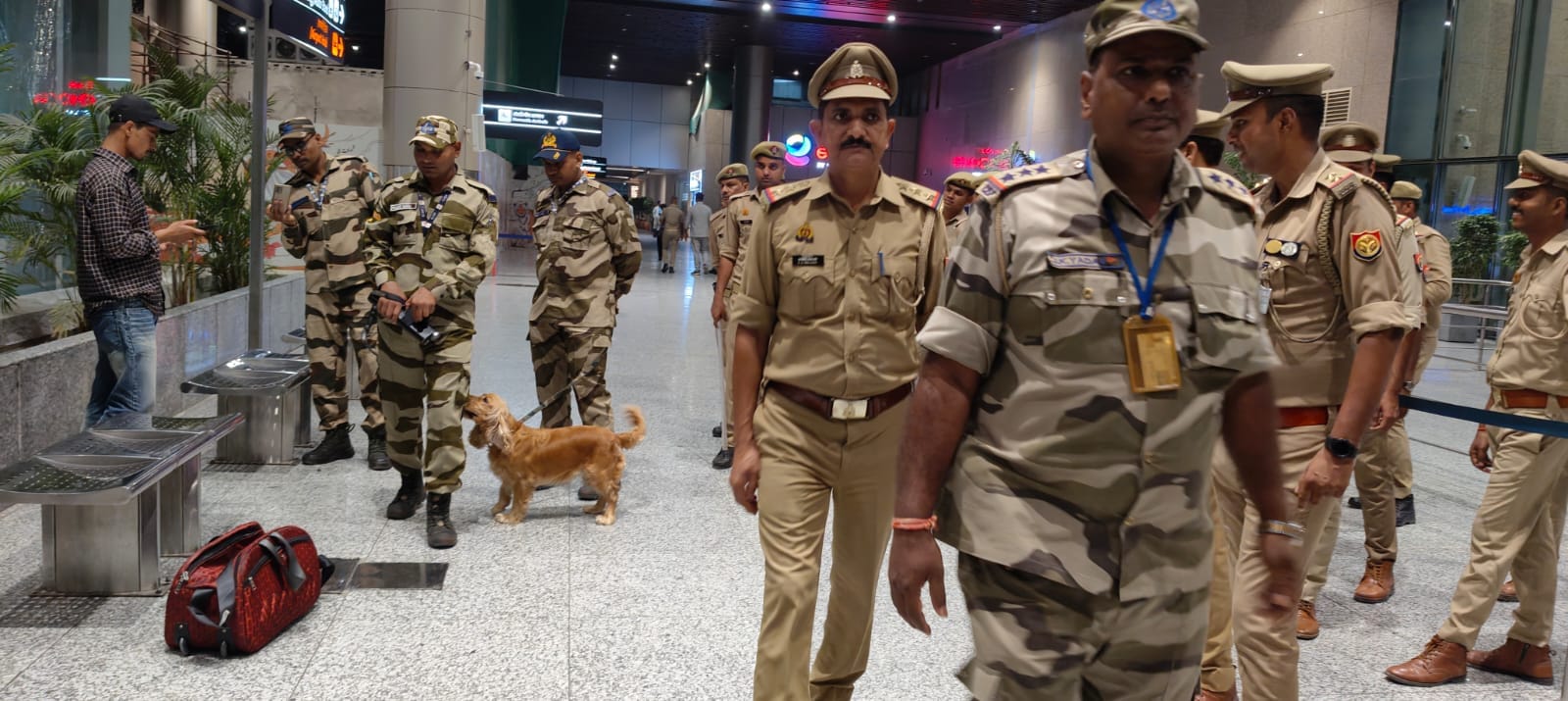 एयरपोर्ट पर जांच करती सरोजनीनगर पुलिस और सीआईएसएफ की टीम। एयरपोर्ट पर जांच करती सरोजनीनगर पुलिस और सीआईएसएफ की टीम।