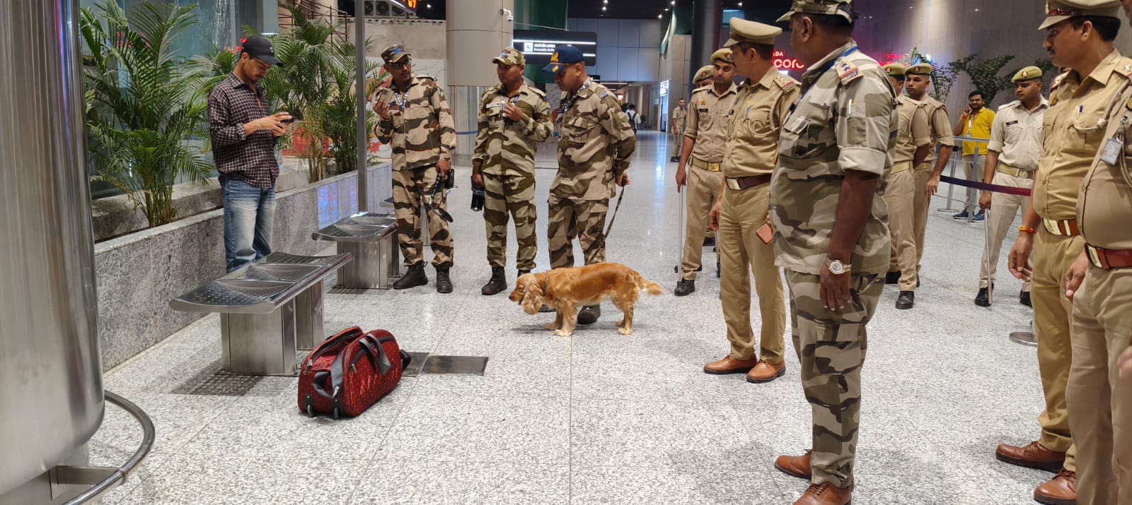 एयरपोर्ट पर जांच करती सरोजनीनगर पुलिस और सीआईएसएफ की टीम। एयरपोर्ट पर जांच करती सरोजनीनगर पुलिस और सीआईएसएफ की टीम।