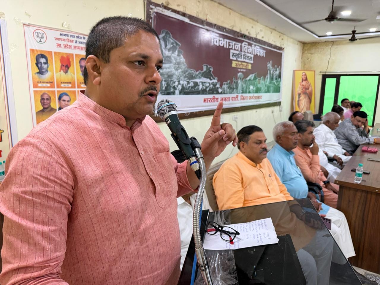 फोटो-10 तिरंगा यात्रा निकालते आईटीआई के छात्र व शिक्षक। स्रोत: जागरूक फोटो-10 तिरंगा यात्रा निकालते आईटीआई के छात्र व शिक्षक। स्रोत: जागरूक