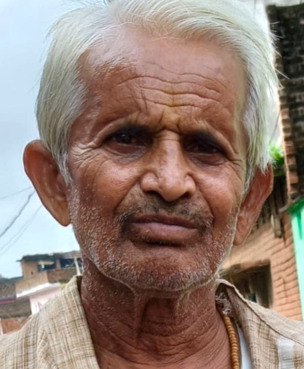 फोटो 14 एमएएचपी 10 परिचय-कस्बा श्रीनगर के मोहल्ला भैरवगंज में बारिश से मरम्मत के बाद इस तरह उखड