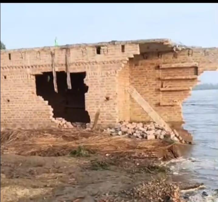 फोटो-2 गांव कटरी तौफीक में कटान करती गंगा। स्रोत: जागरूक पाठक फोटो-2 गांव कटरी तौफीक में कटान करती गंगा। स्रोत: जागरूक पाठक