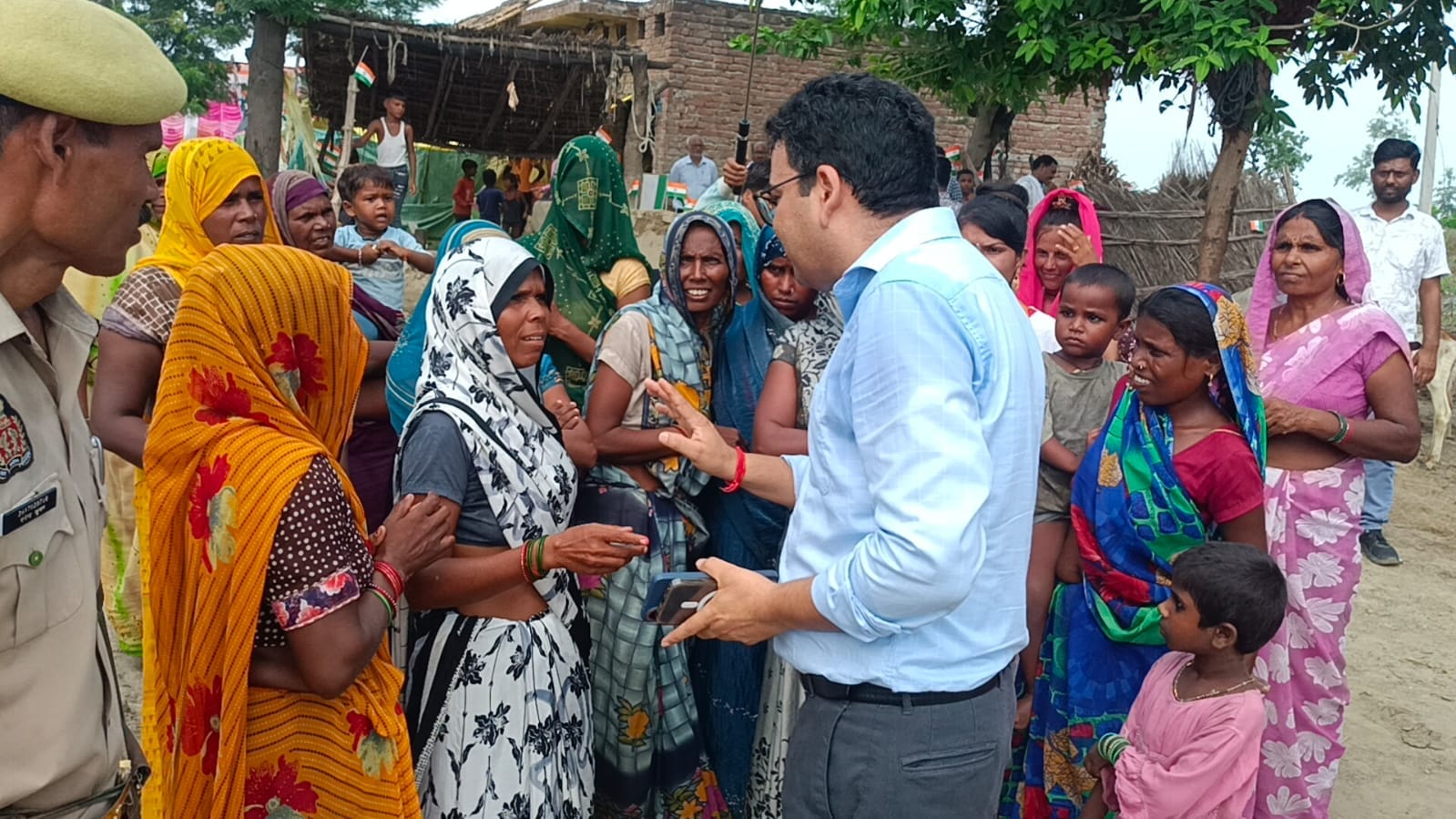 फोटो-20 दौली की मड़ैया में हुए कार्यक्रम में दिलीप की मड़ैया के बाढ़ पीड़ितों को पट्टे व आर्थिक