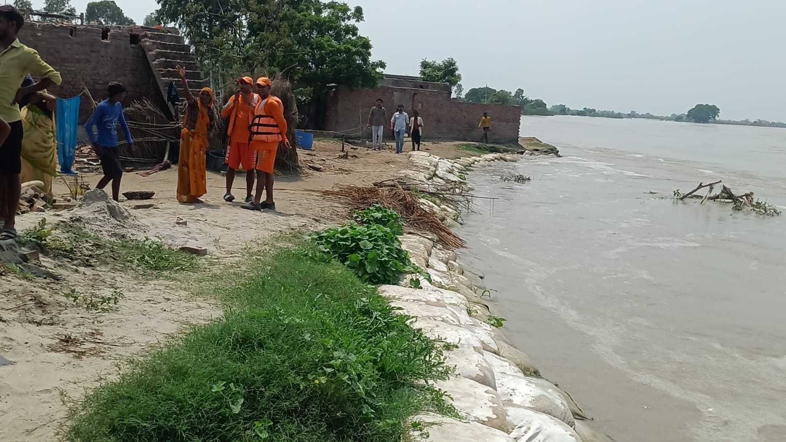 फोटो-20 दौली की मड़ैया में हुए कार्यक्रम में दिलीप की मड़ैया के बाढ़ पीड़ितों को पट्टे व आर्थिक