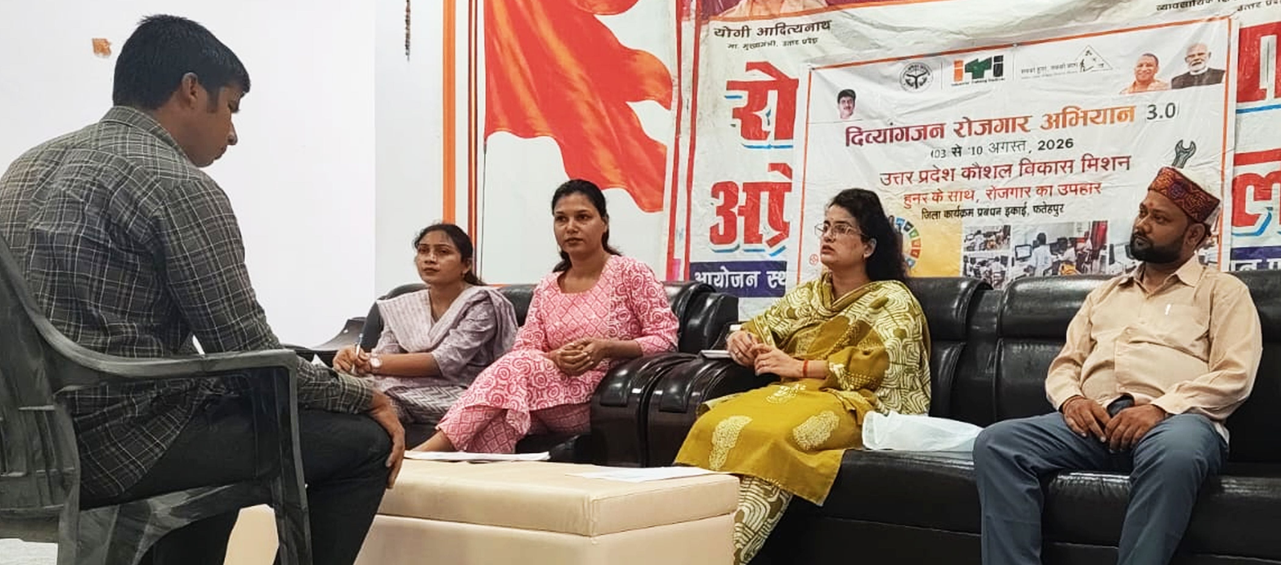 फोटो-29-आईटीआई सभागार में साक्षात्कार देते दिव्यांग। संवाद