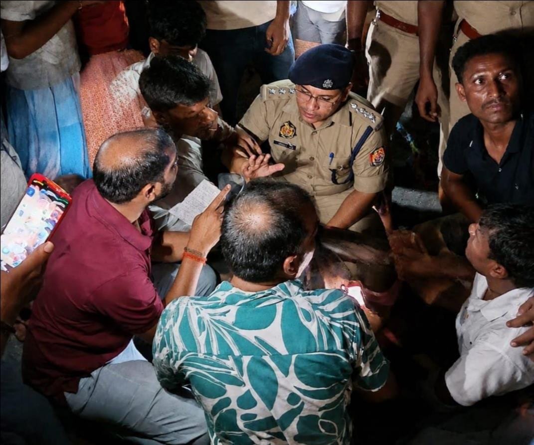फोटो-36 दुर्घटना में कांवड़िया की मौत के बाद इटावा-बरेली हाईवे पर लगी भीड़ व जाम में फंसे वाहन।